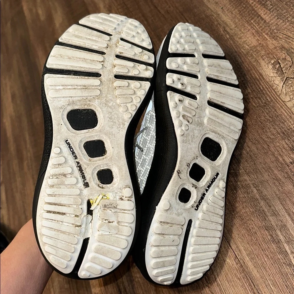 Under Armour HOVR Phantom 3 SE‎ Woman's Size 8.5 White and Black EEUC